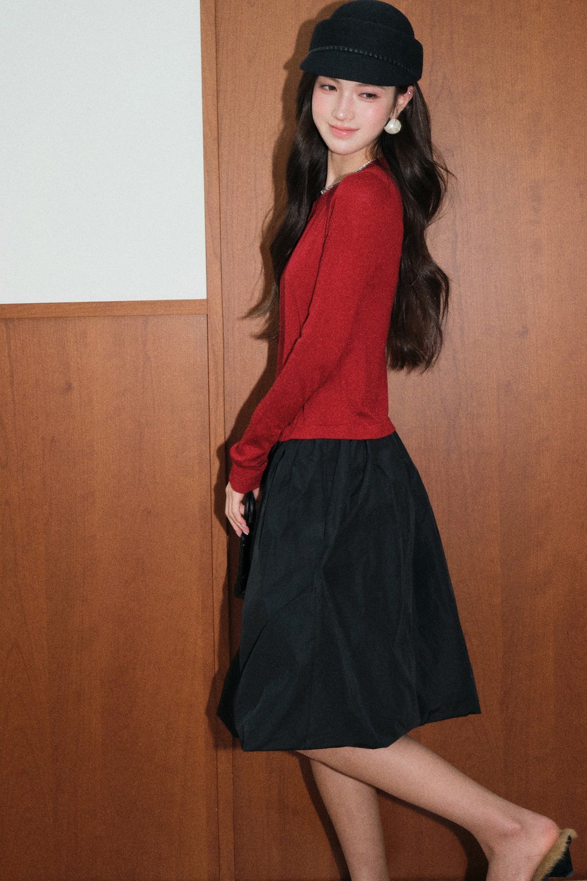 Set aus roter Strickjacke und schwarzem Rock