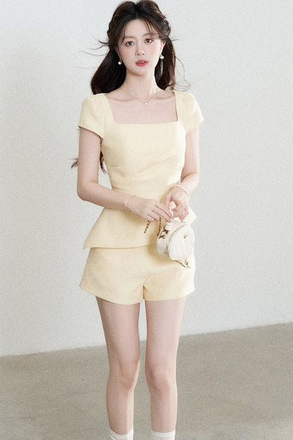 Ensemble jaune avec haut à encolure carrée et short
