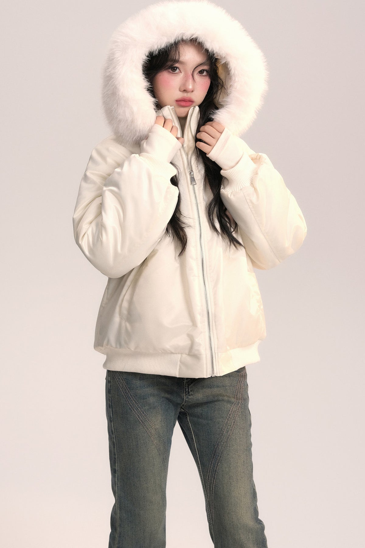 Chaqueta bomber con capucha de pelo y lazo