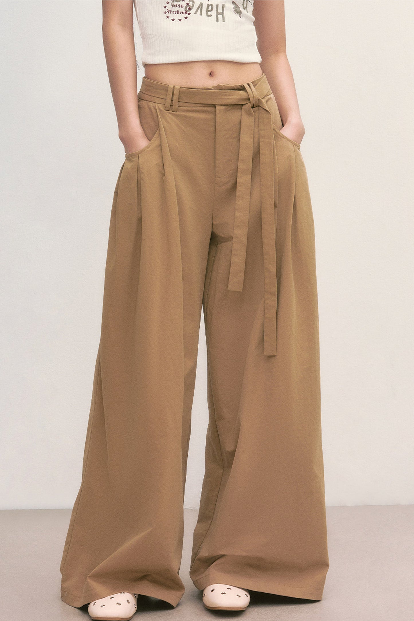 Pantalones caqui de pierna ancha con cintura anudada
