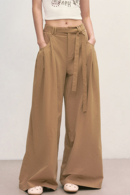 Pantalones caqui de pierna ancha con cintura anudada