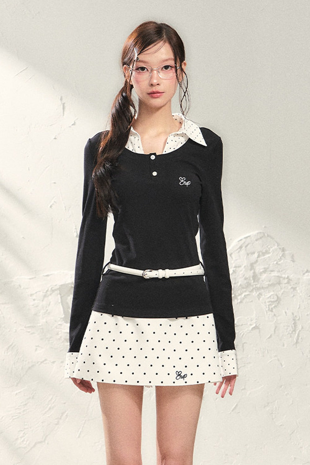 Conjunto de camisa de manga larga con lunares y falda