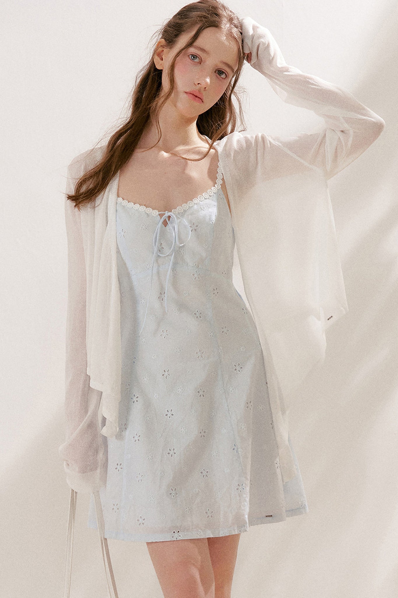 Ensemble robe caraco en coton brodé de fleurs
