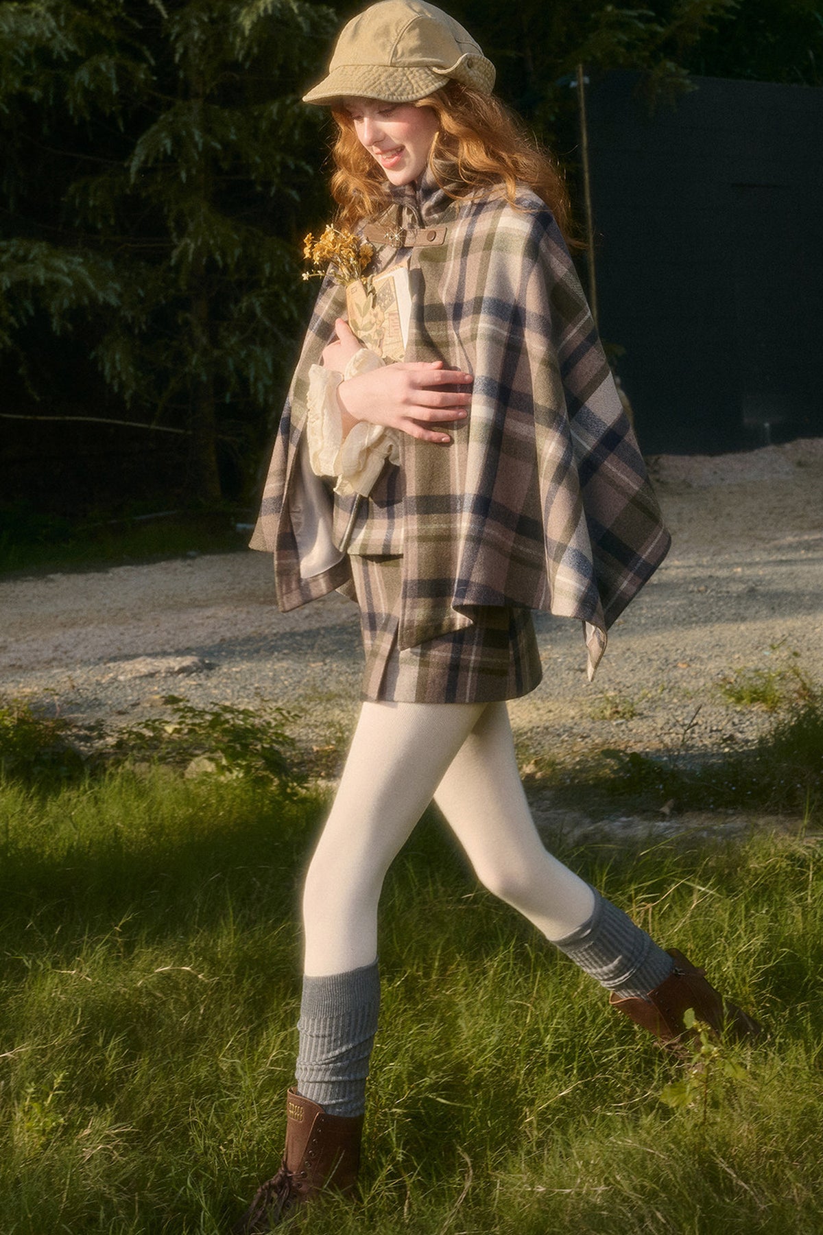 Ensemble avec cape à carreaux amovible, gilet et jupe trapèze