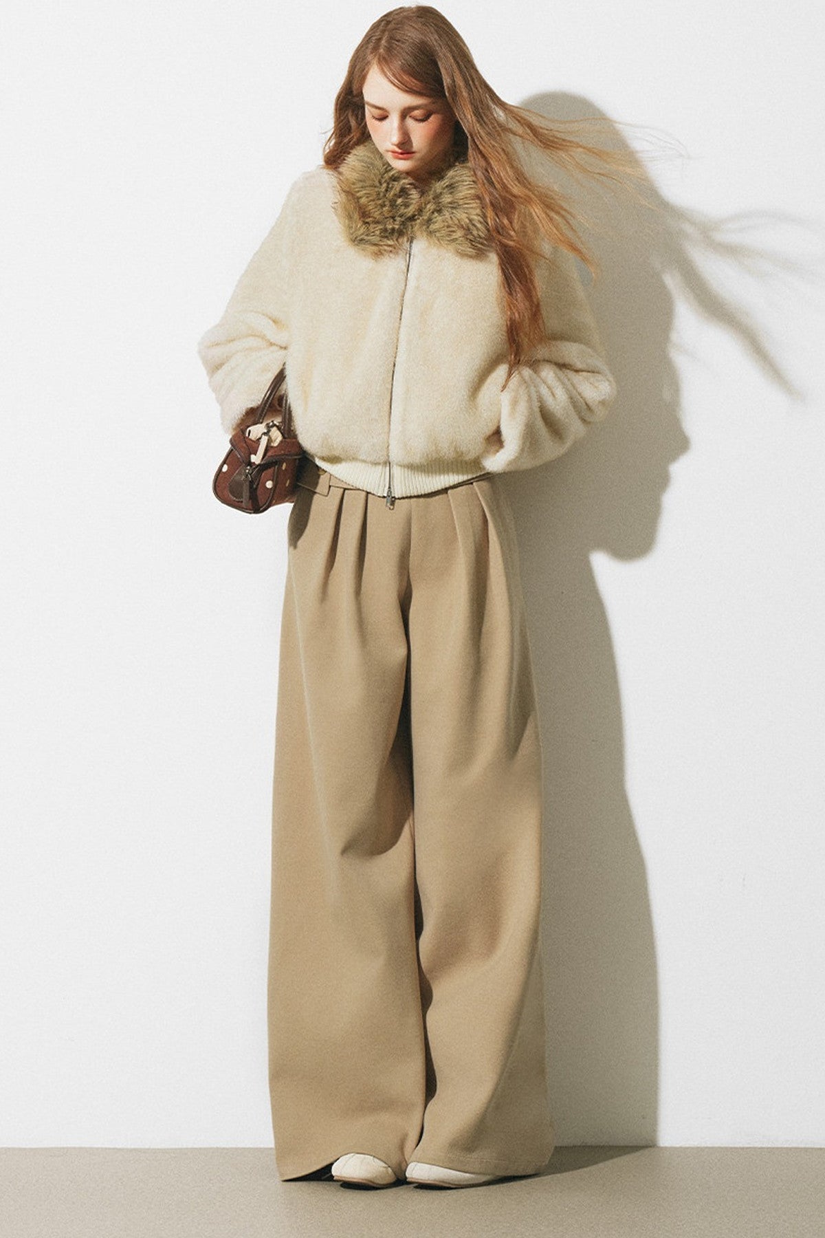 Dünne Wollhose mit asymmetrischem Bund und weitem Bein