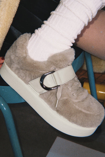 Sneakers morbide e pelose con suola spessa