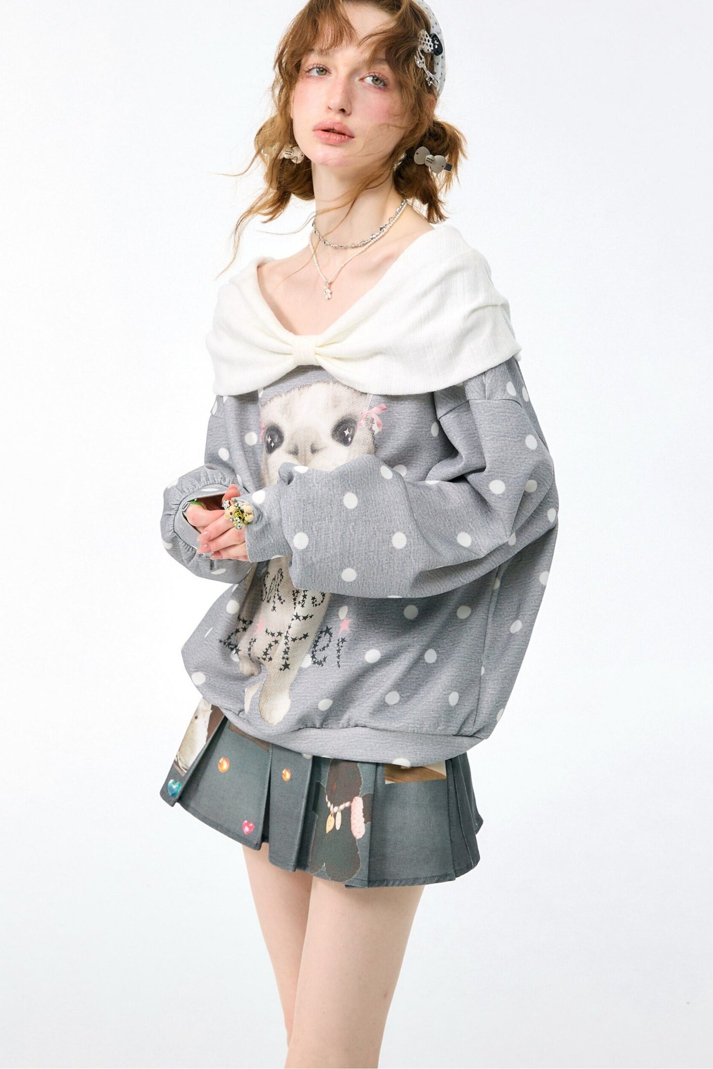 Sudadera gris con estampado de gato y lunares