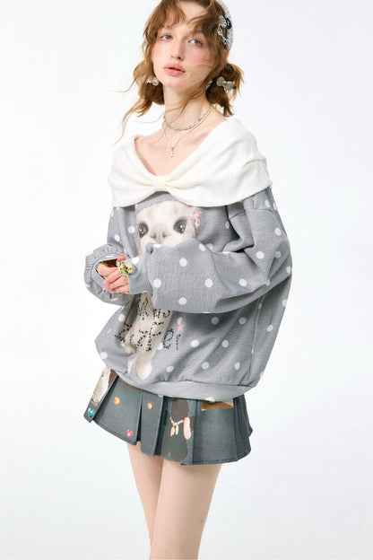 Sudadera gris con estampado de gato y lunares