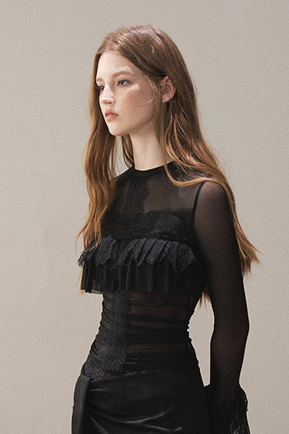 Blusa de encaje transparente con volantes y mangas acampanadas