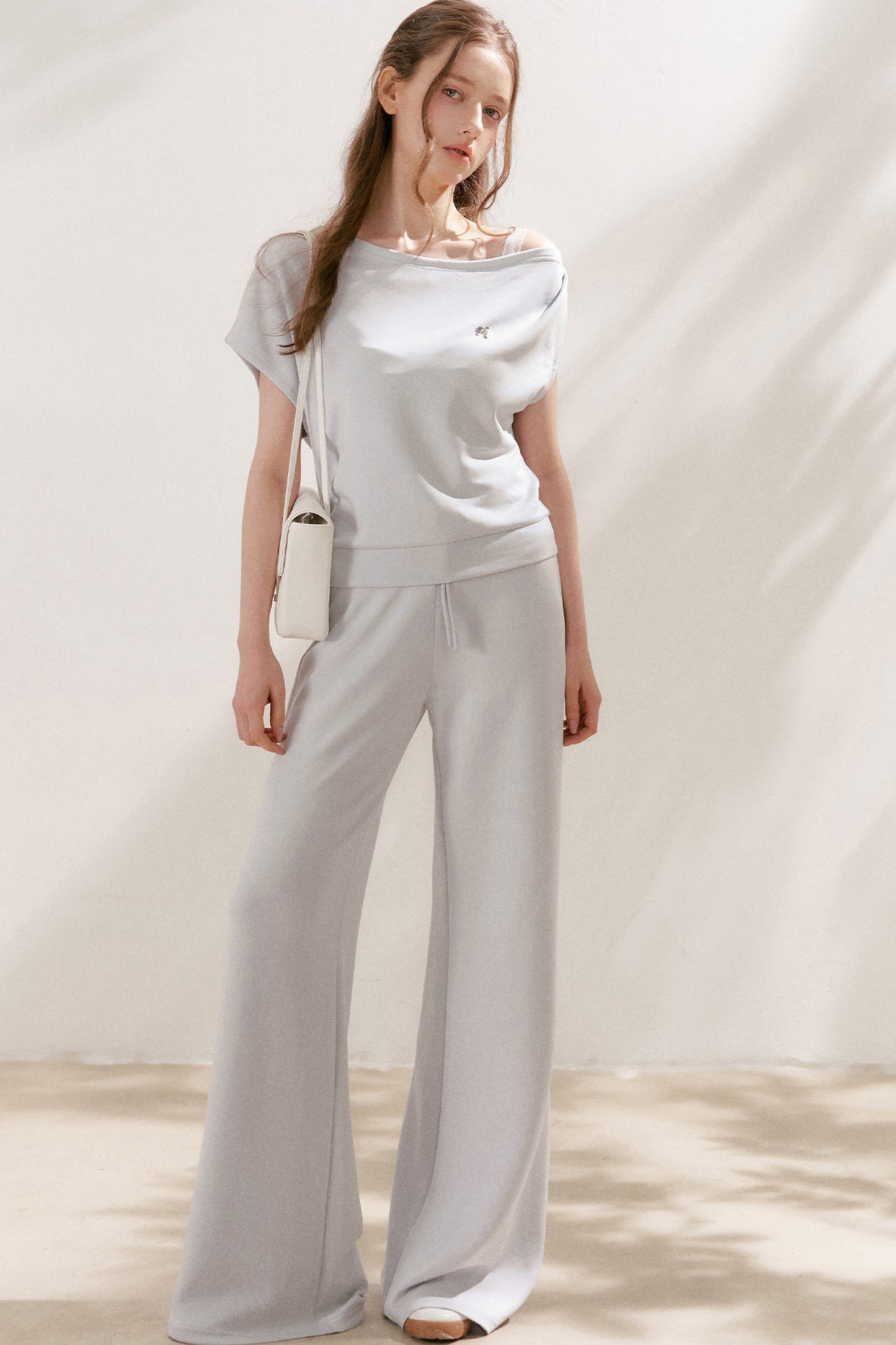 Conjunto de camiseta asimétrica y pantalones de capa de aire