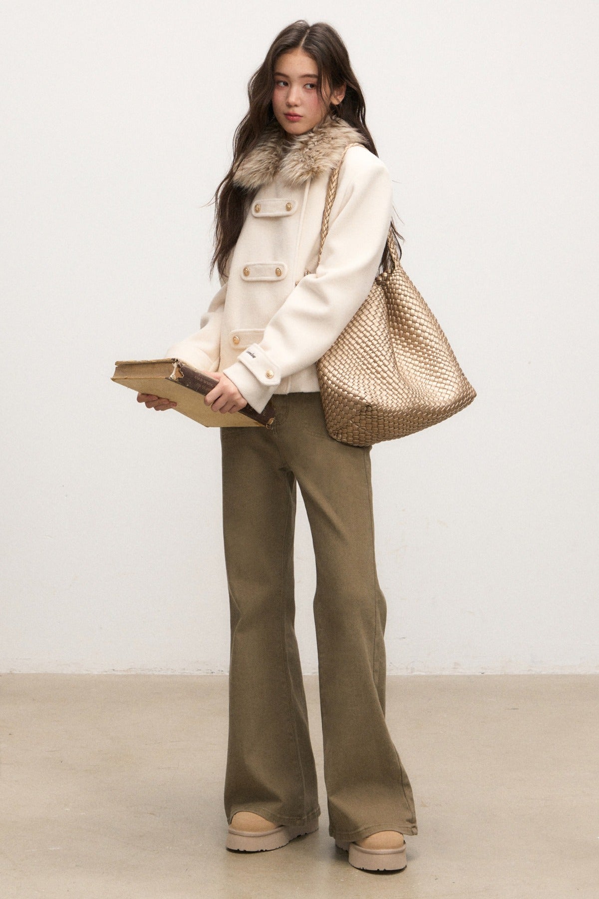 화이트 울 코트와 청바지 세트업