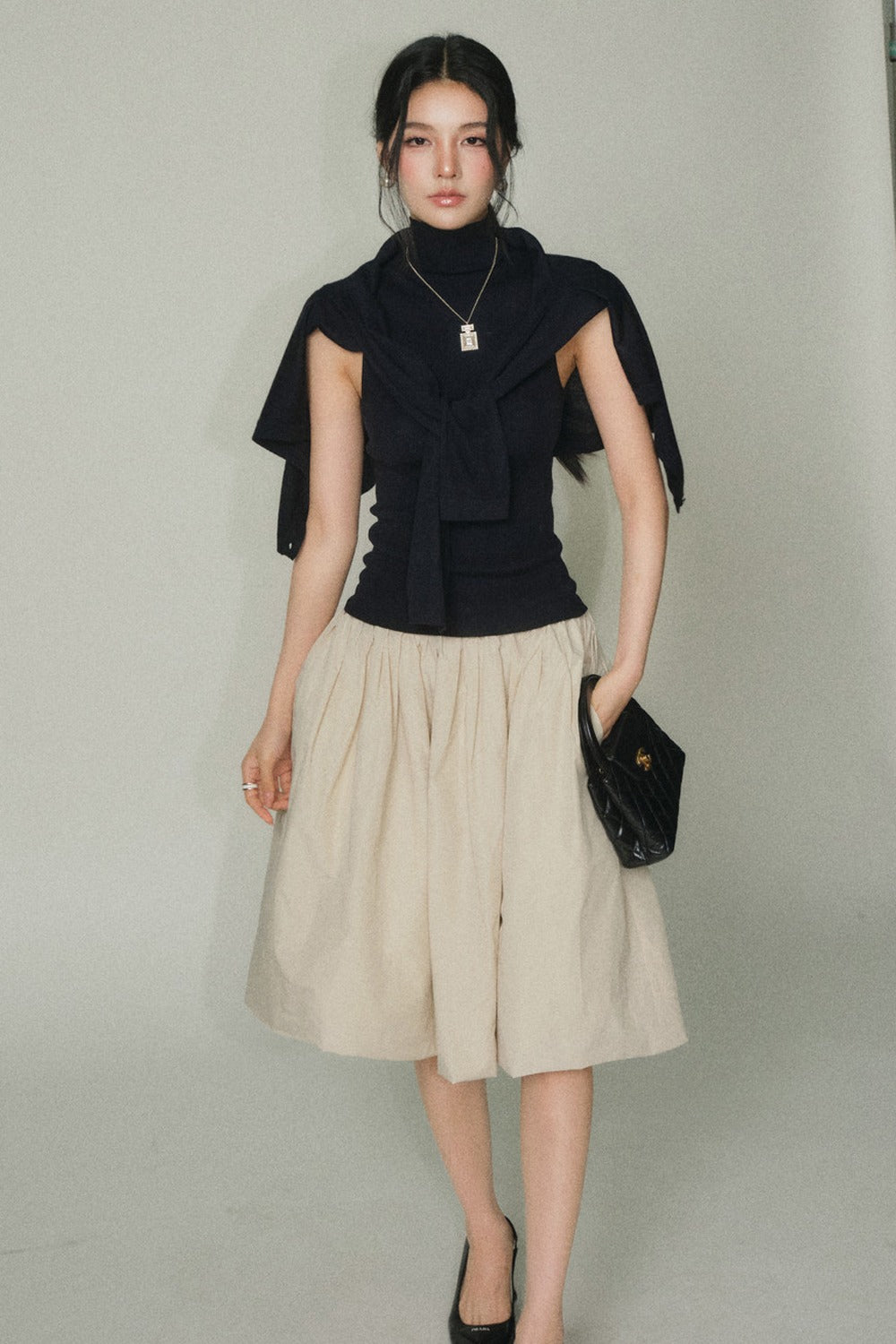 Completo nero in lana con gilet e cardigan