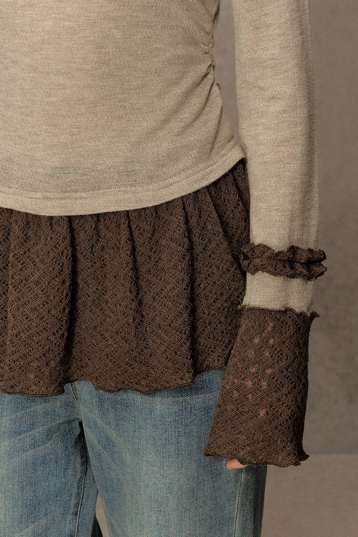 Top in maglia con collo sovrapposto e maniche a campana