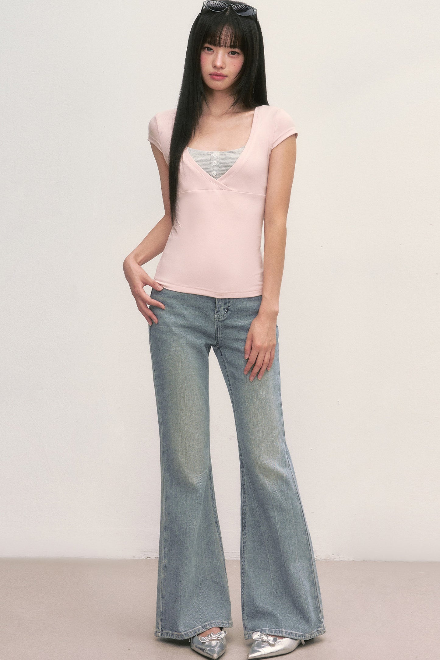 Rosa V-Ausschnitt-Top im Lagenlook und gestreiftes Camisole-Set