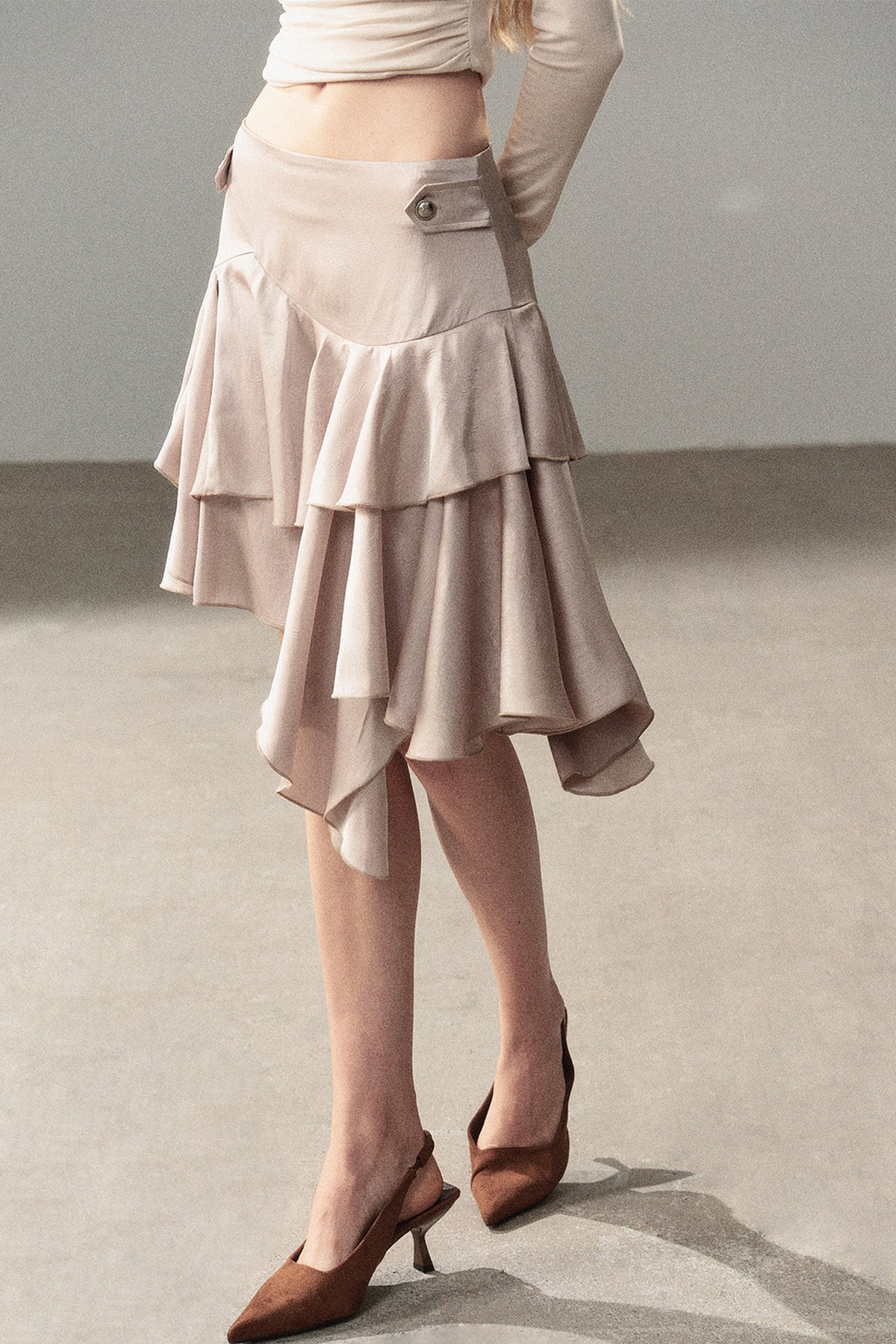 Falda de satén con volantes de estilo francés