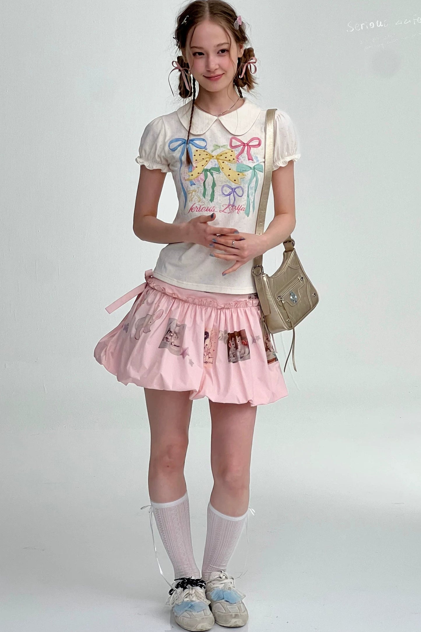 T-shirt bianca con maniche a sbuffo e stampa con fiocchi