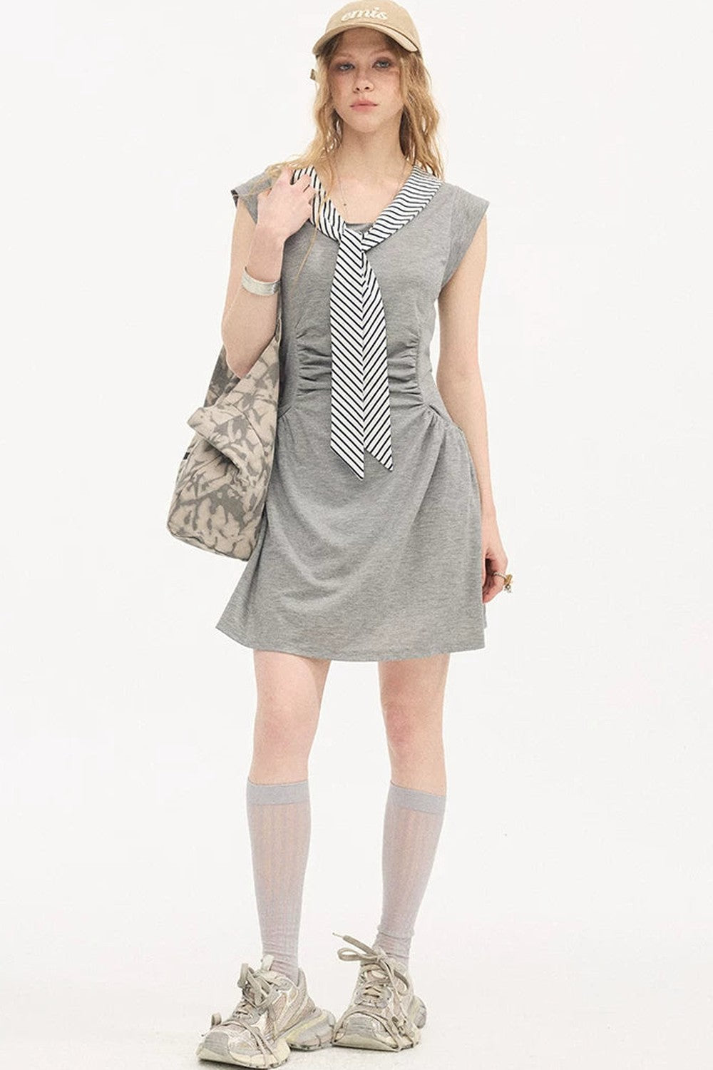 Vestido de cuello en V con mangas con volantes