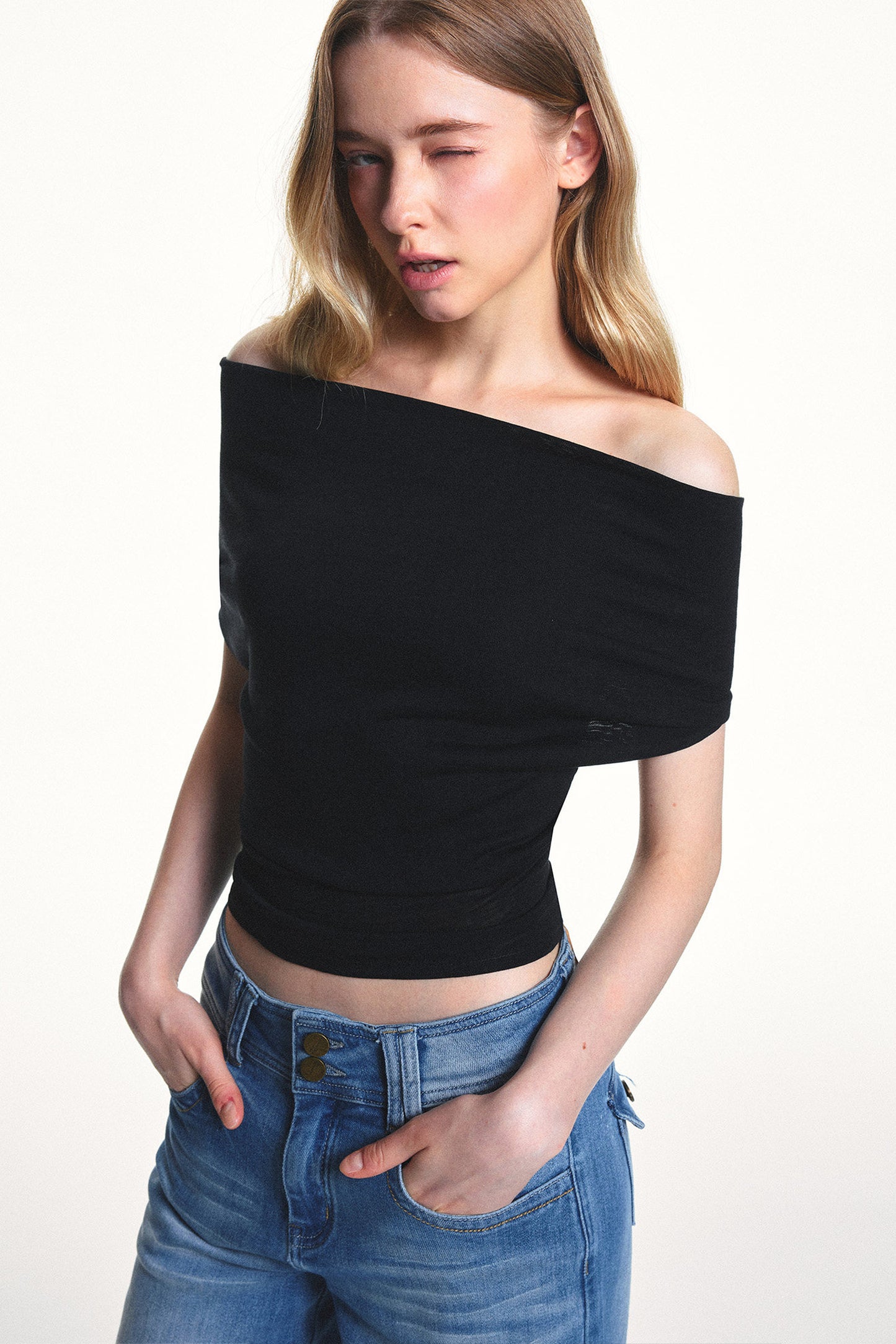 Maglia a righe con spalle scoperte
