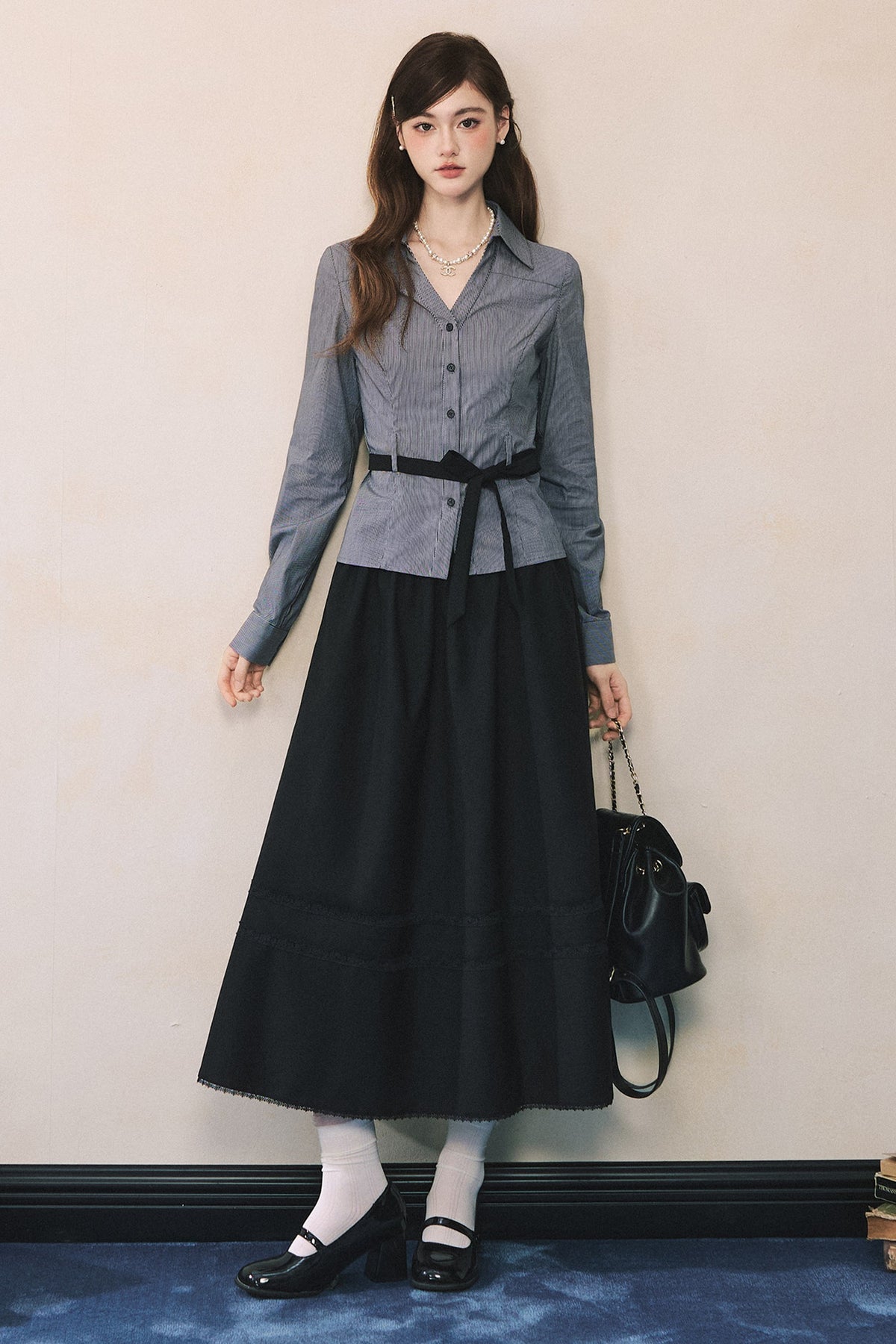 Camicia a maniche lunghe con scollo a V e vita annodata