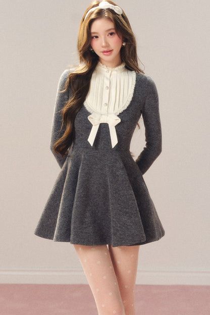 Robe grise à nœud à la taille