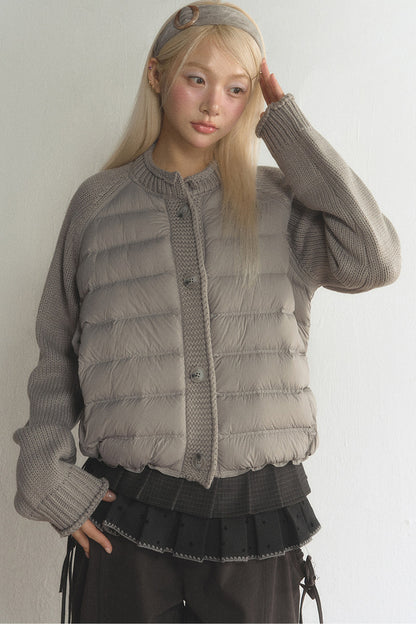 Kurze Daunenjacke mit Strickärmeln