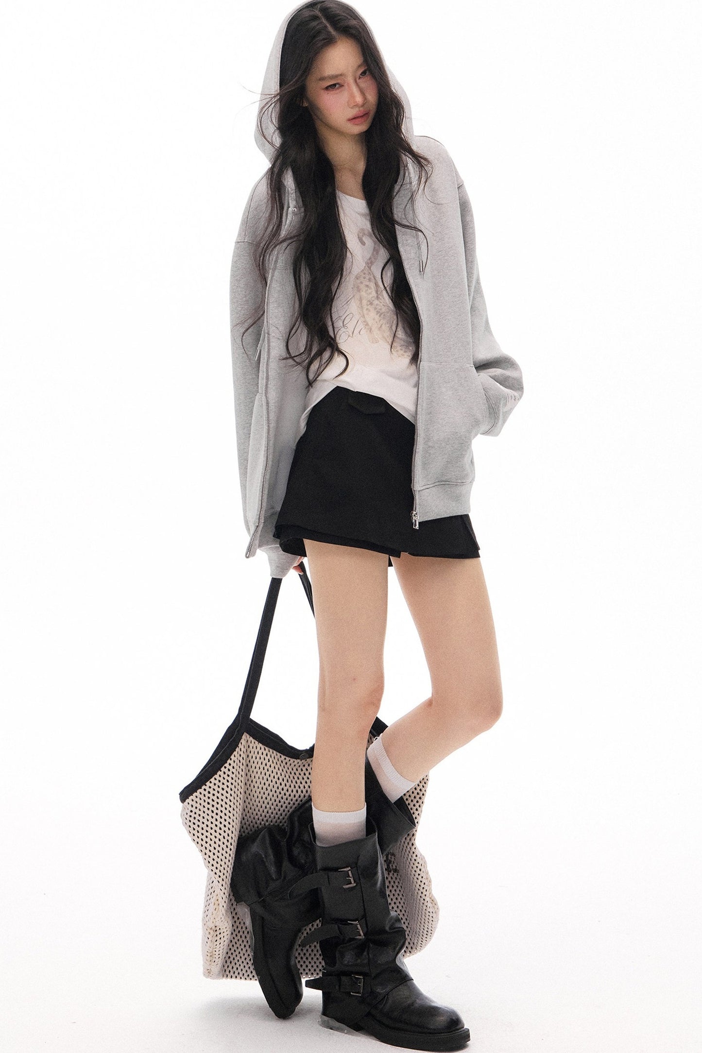 Ensemble cardigan-veste à capuche gris à manches longues et short noir