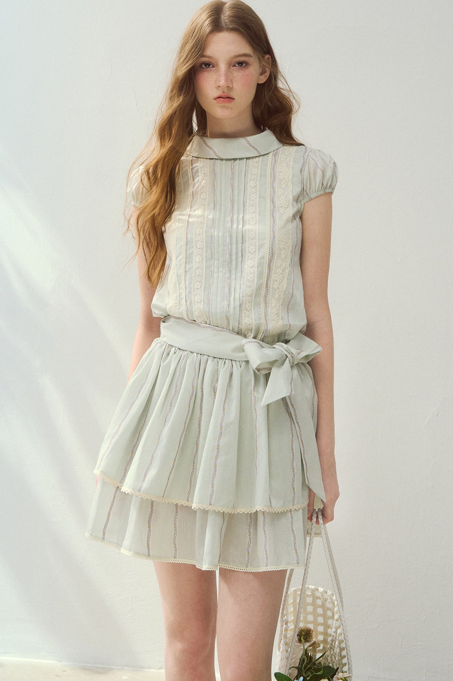 Lyocell-Spitzenkleid mit Biesenfalten und halbhohem Kragen