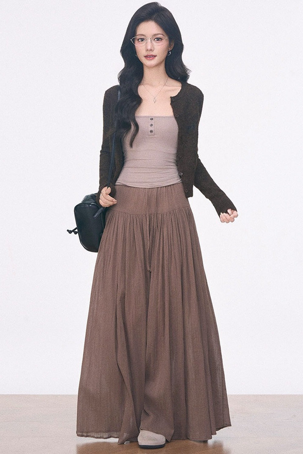 Ensemble coordonné avec cardigan en maille ajourée à manches longues, caraco et jupe-culotte