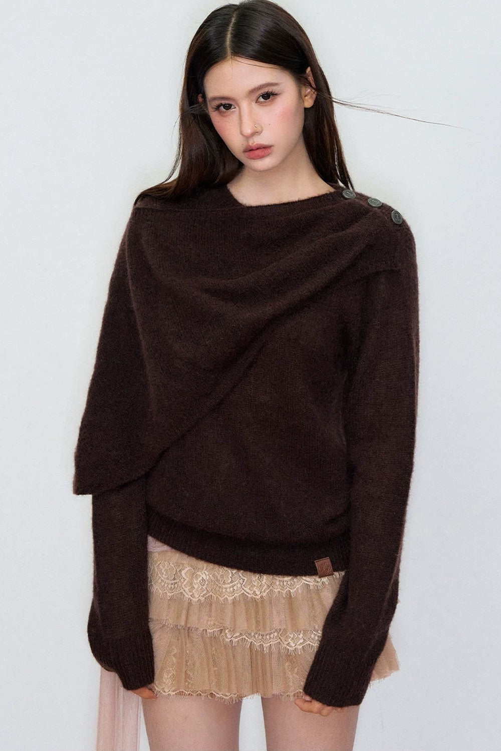 Unregelmäßiger Wollpullover mit Schalkragen