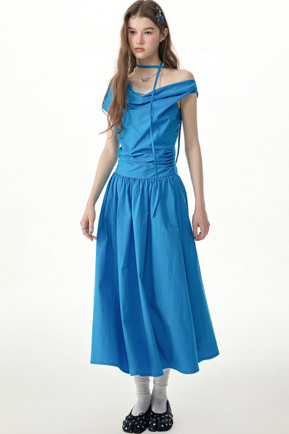 Blaues langes Kleid mit Wasserfallausschnitt