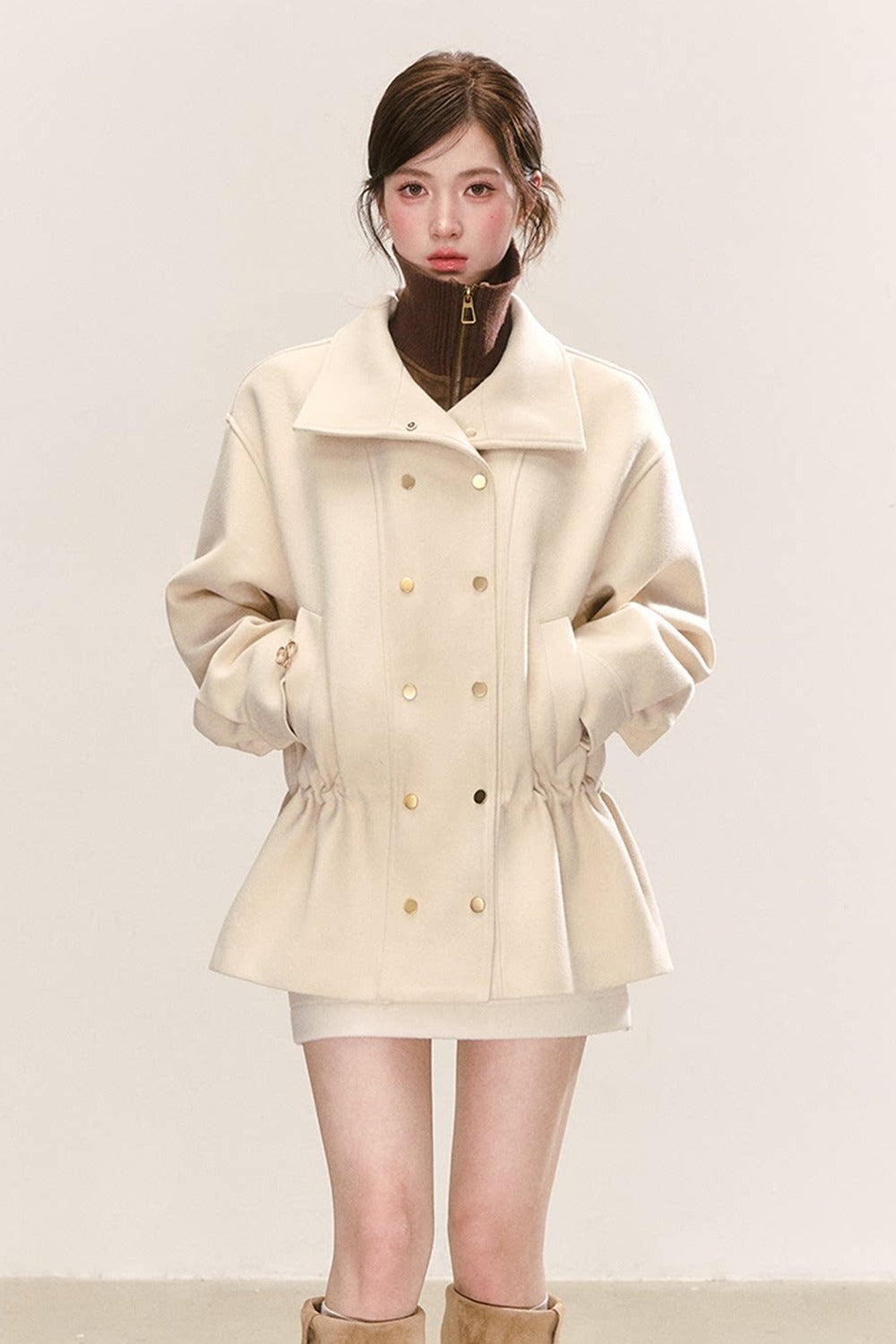 Cappotto beige in misto lana doppiopetto con coulisse in vita