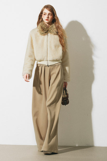 Kurze umweltfreundliche Jacke aus Kunstfell mit Fellkragen
