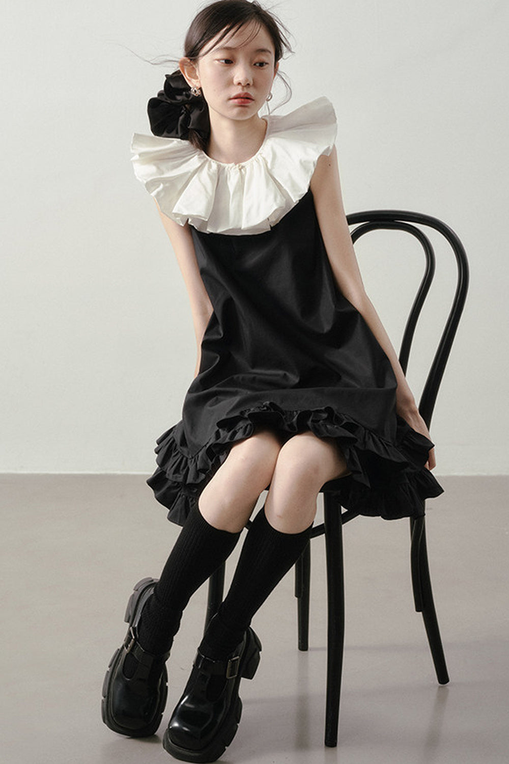 Black White Contrast Ruffle Collar Sleeveless Dress