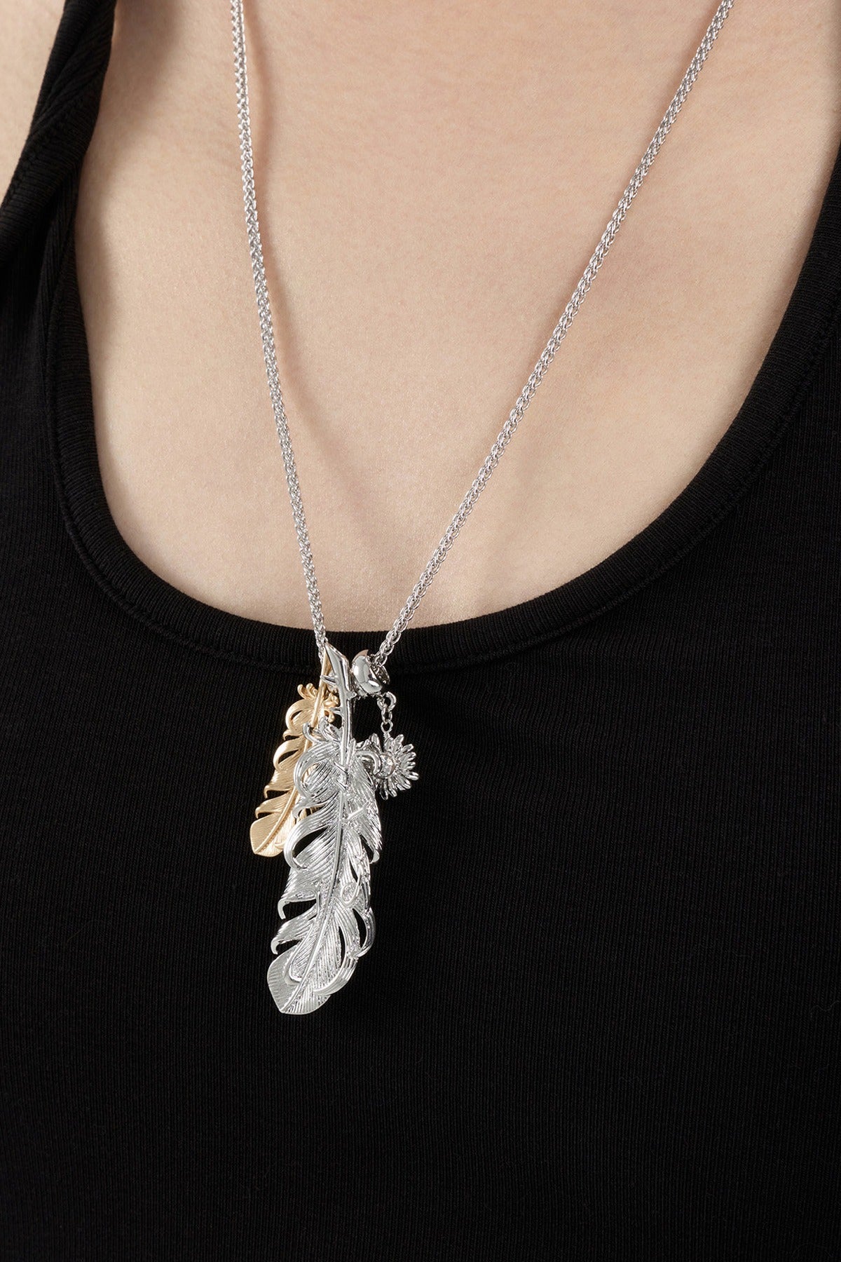 Collana a strati con piuma