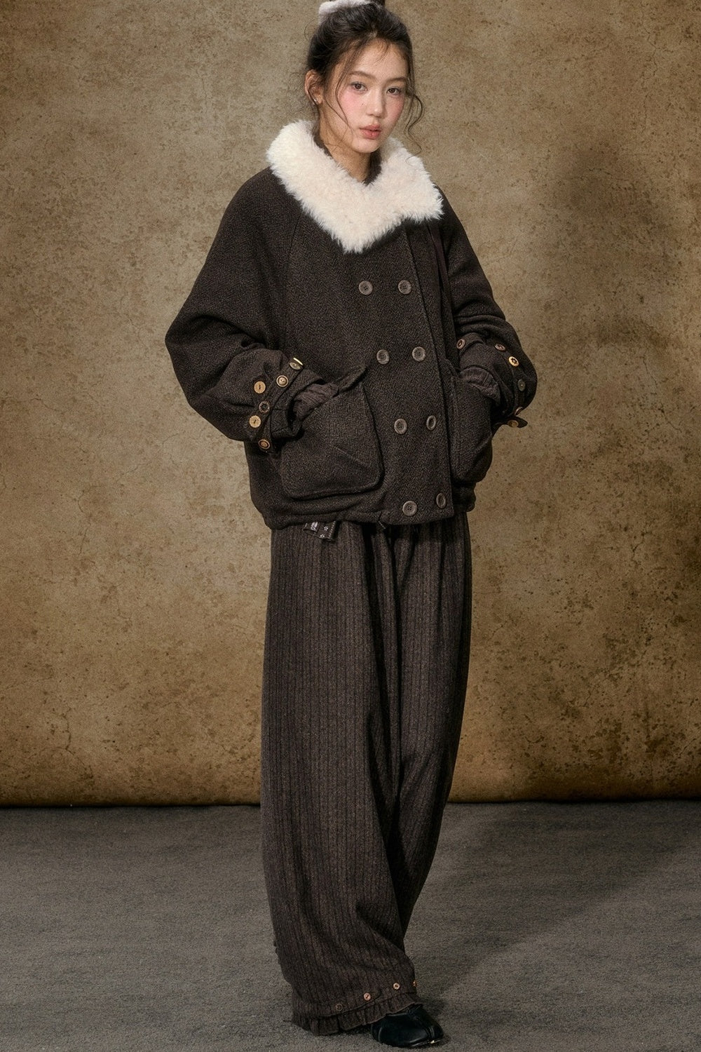 Kurze Daunenjacke mit Color-Blocking und Pelzkragen