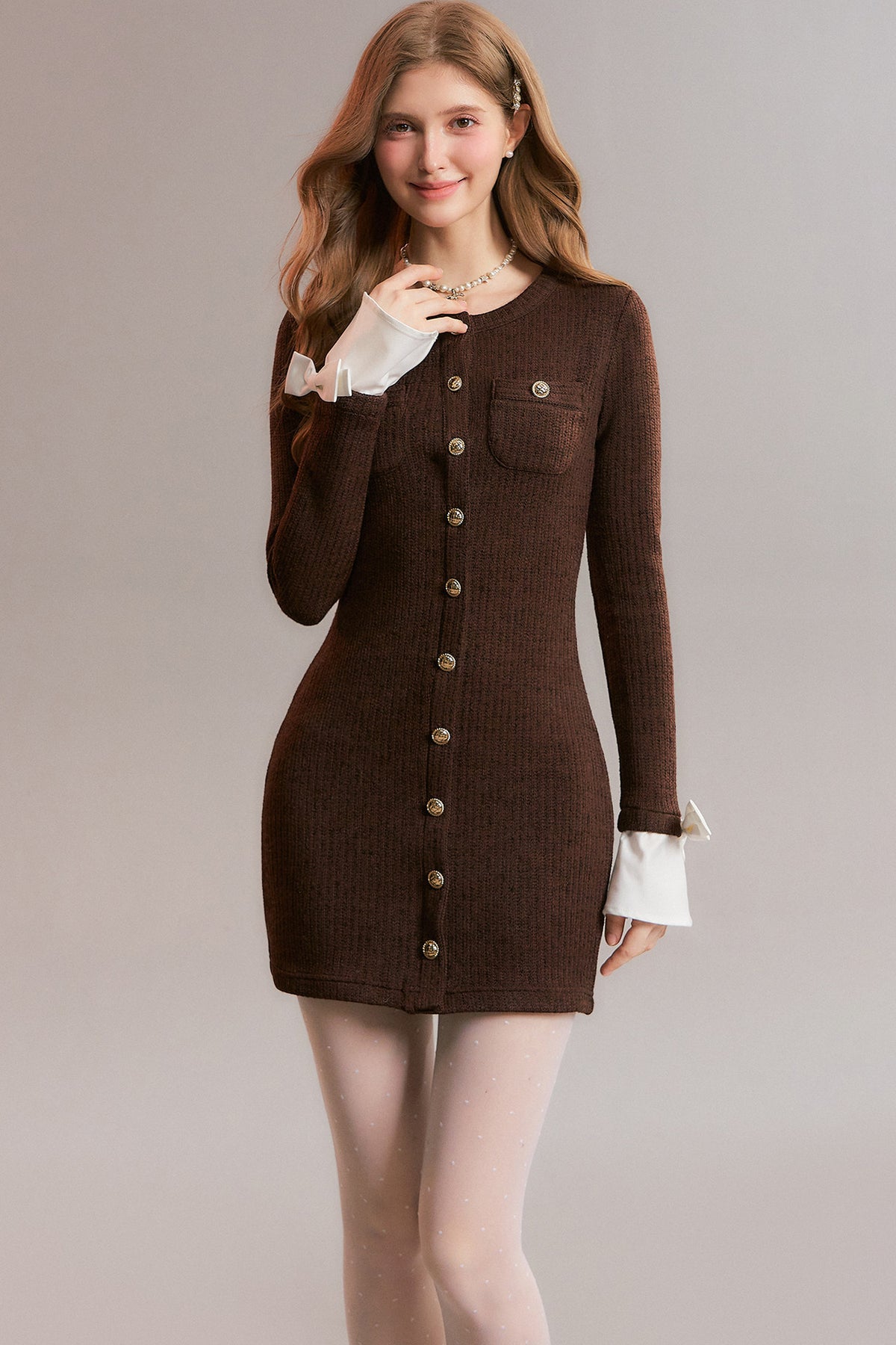 Schwarzes Strickkleid mit Knopfleiste
