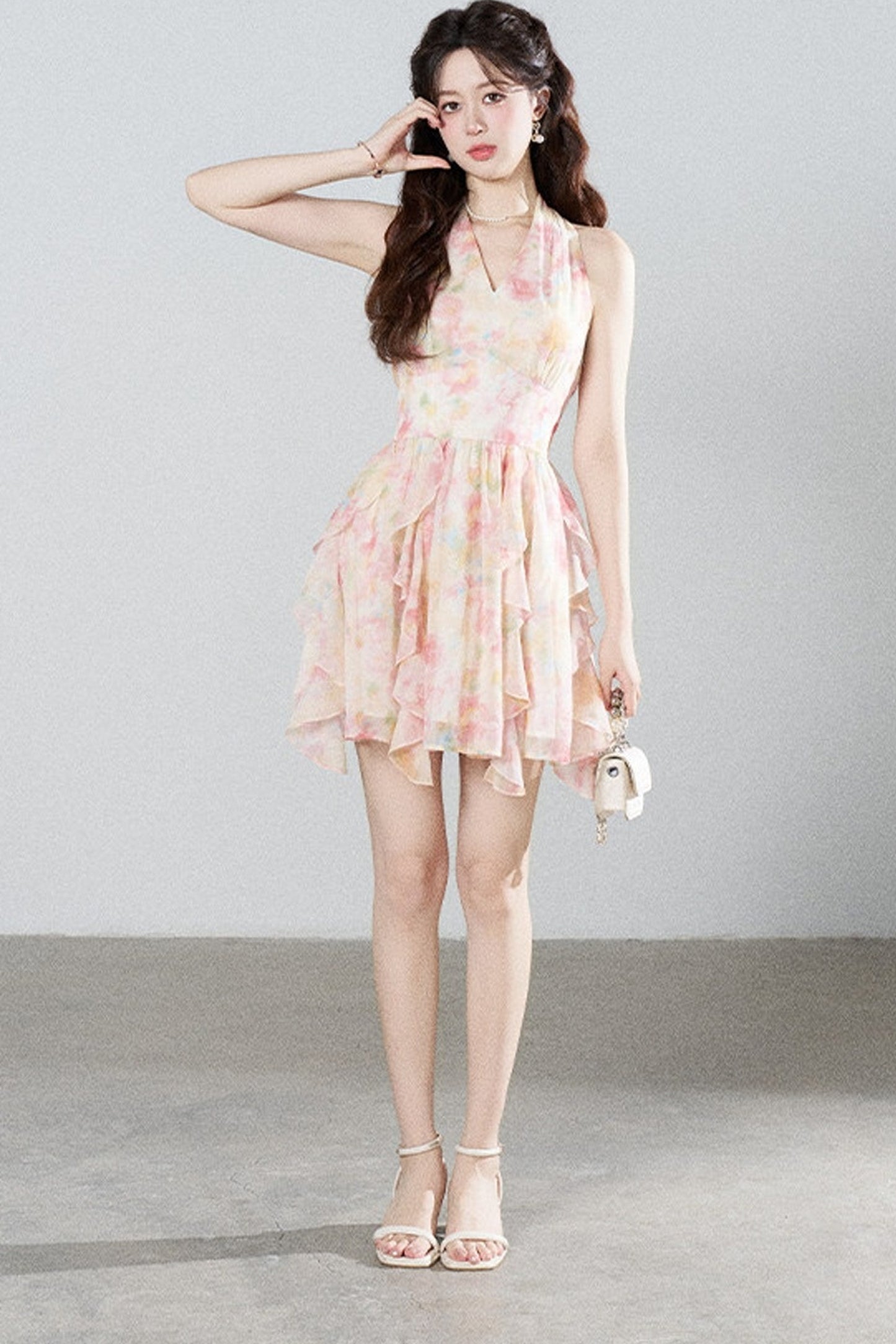 Abito a volant con scollo a V e allacciatura al collo in chiffon floreale