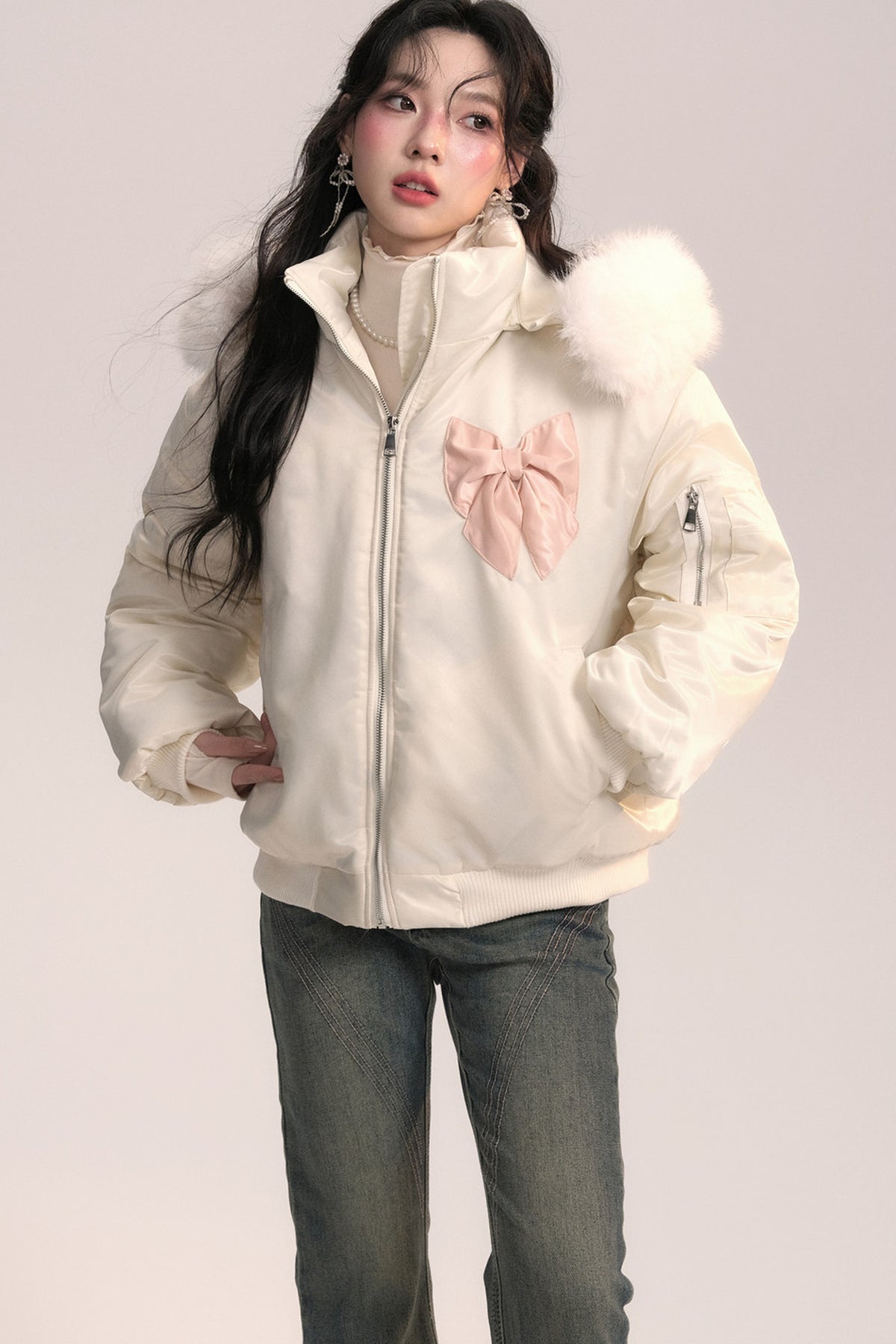 Chaqueta bomber con capucha de pelo y lazo