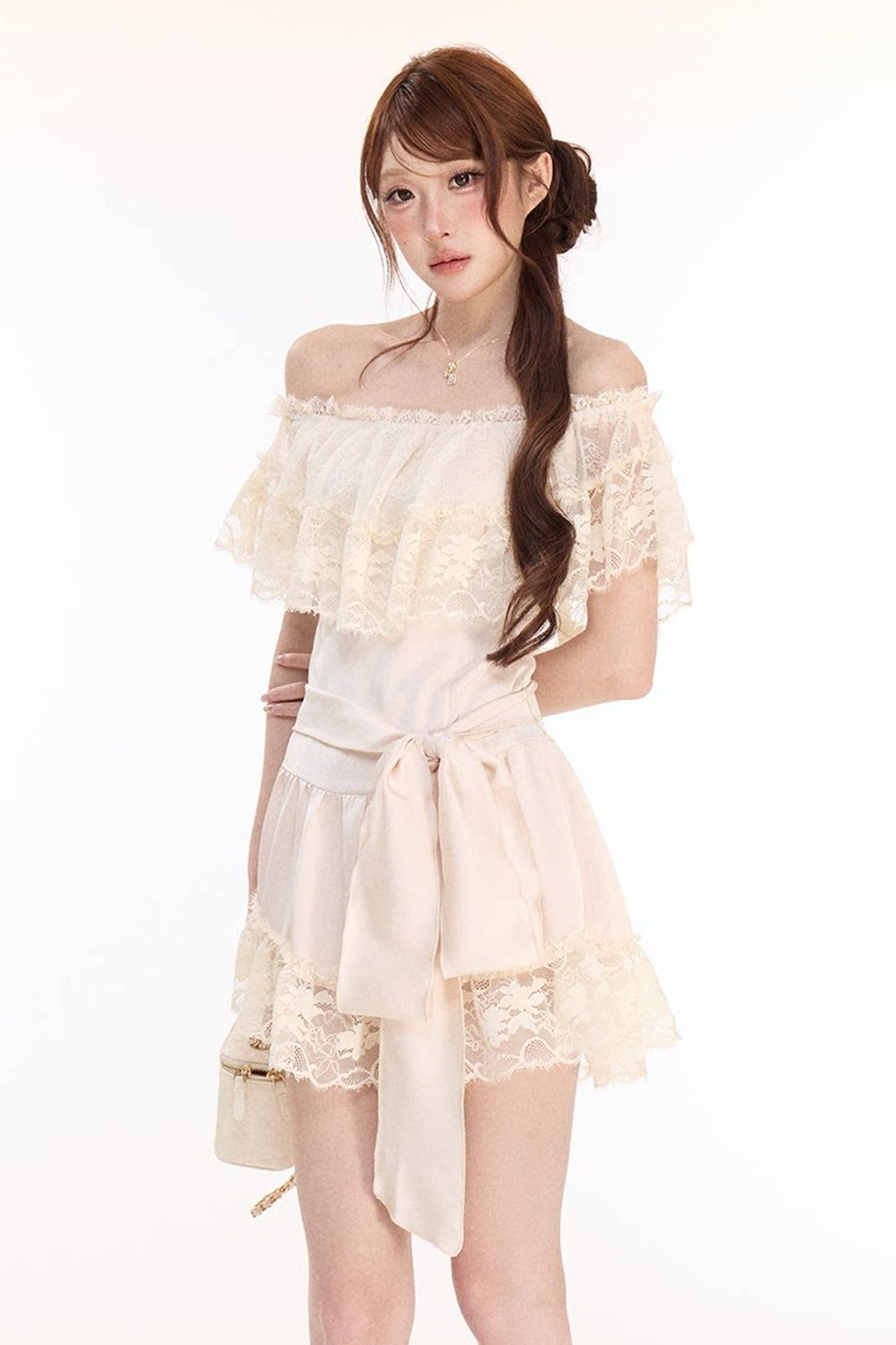 Vestido de satén color champán con encaje y hombros descubiertos