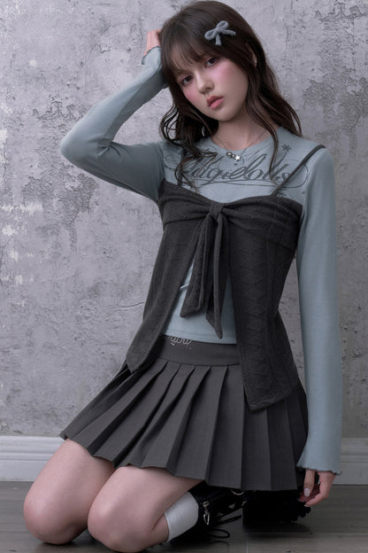 Blusa grigio-azzurra a maniche lunghe con fiocco e effetto a strati
