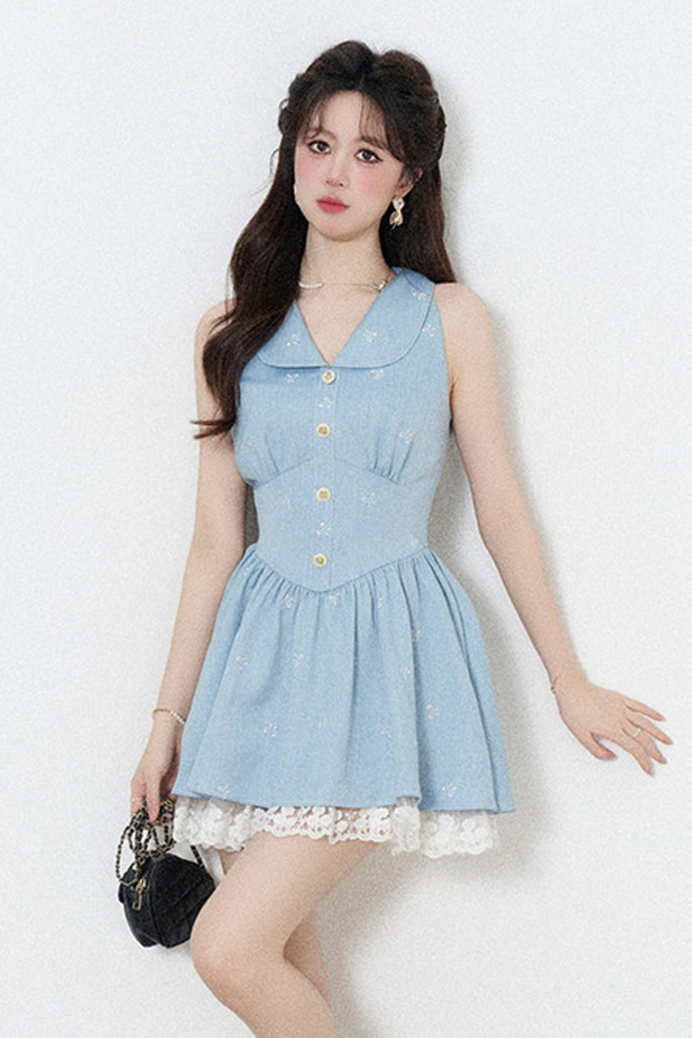 Blaues ärmelloses Kleid mit Reverskragen, Spitzeneinsatz und Rüschen
