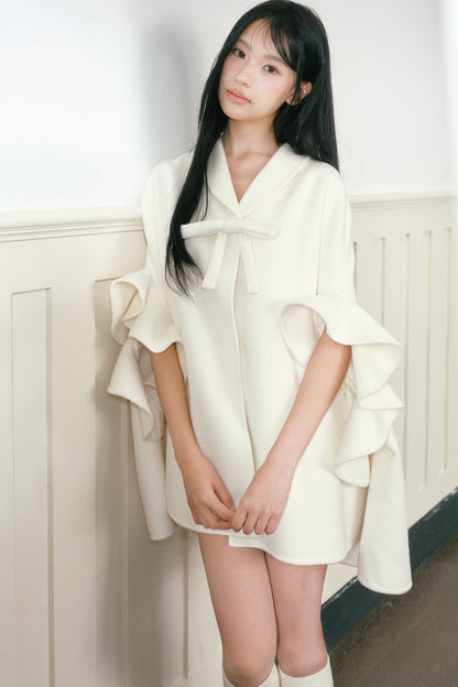 화이트 러플 소매 울 케이프