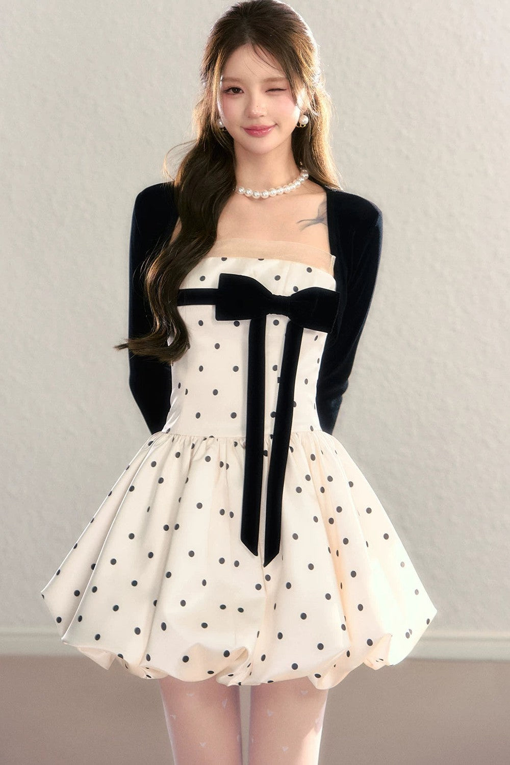 Vestido abullonado de satén con lunares