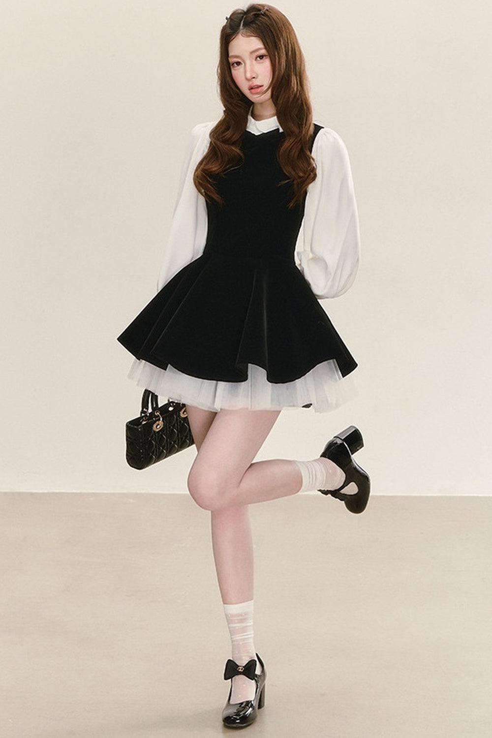 Conjunto de vestido de terciopelo negro con camisa