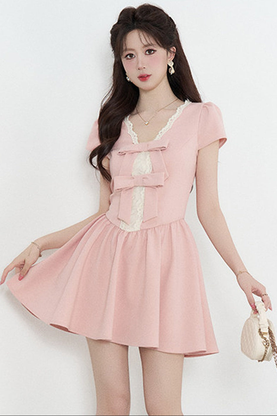 Rosa Spitzenkleid mit V-Ausschnitt
