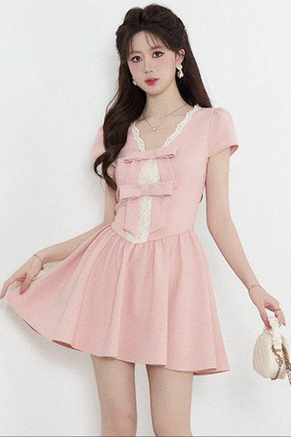 Rosa Spitzenkleid mit V-Ausschnitt