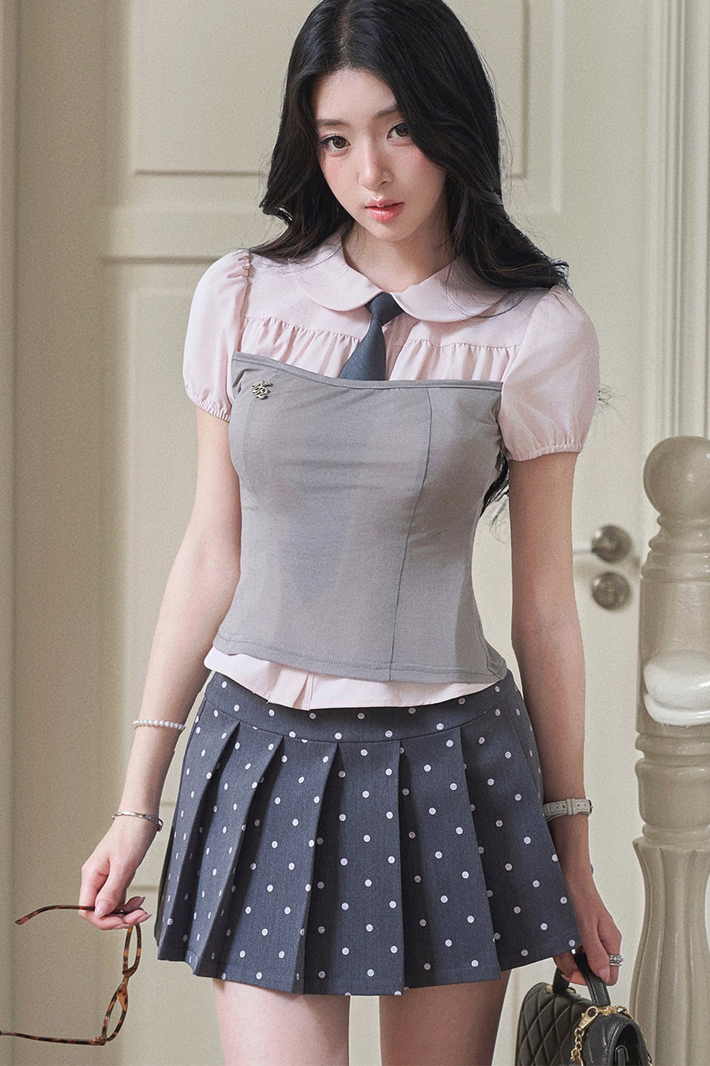 Gonna plissettata a pois e camicia con colletto alla Peter Pan