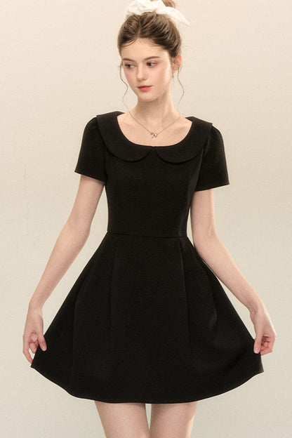 Kurzärmeliges A-Linien-Kleid mit Bubikragen und Puffärmeln
