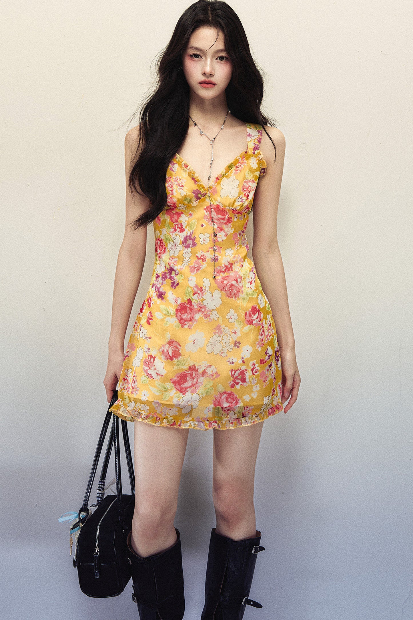 Geblümtes Chiffonkleid mit Rüschen und V-Ausschnitt