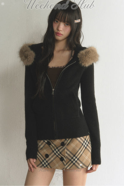 Große Strickjacke mit Pelzkapuze
